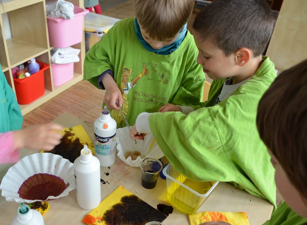 Educators of day care centres and youth houses gear up: with training courses and experimental workstations in natural sciences and technology.