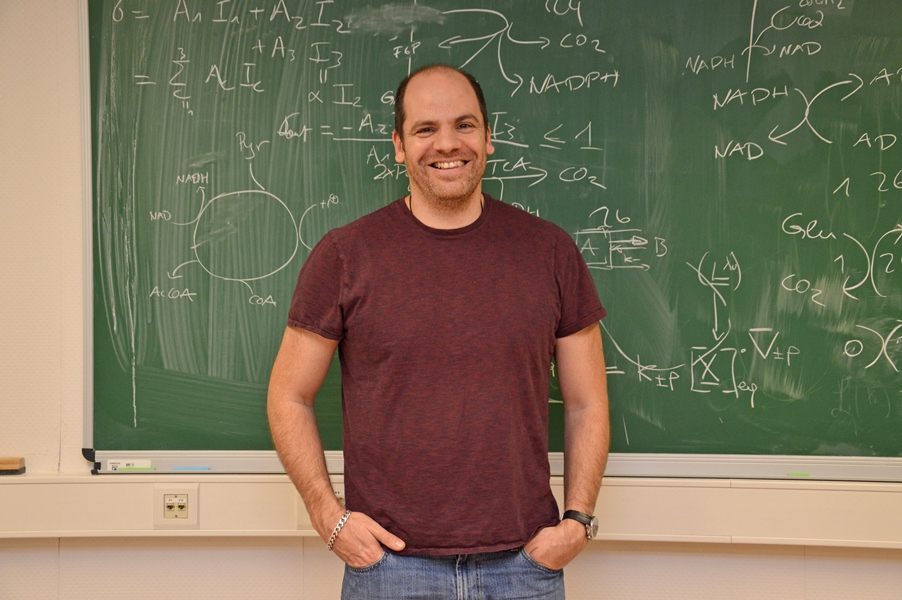Massimiliano Esposito works in one of the few research fields that still use a blackboard, pen and paper: theoretical physics. After research stays in Belgium and the US, the Italian-become-Luxembourg-national returned to Luxembourg, to take up his FNR ATTRACT Fellowship. Five years later as the ATTRACT funding concludes and he embarks on a prestigious ERC-funded project, Massimiliano spoke to us about how his team is stronger than ever and how lucky he feels that he can focus on his research and put funding concerns aside.
